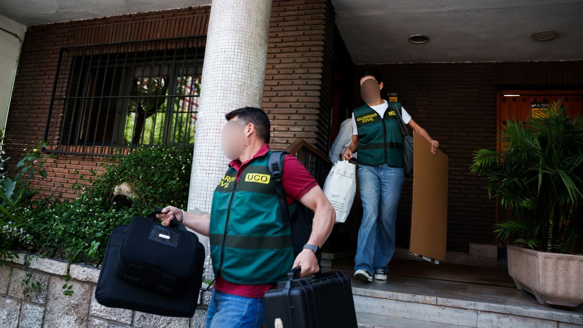 Archivo - Agentes de la Unidad Central Operativa (UCO) de la Guardia Civil en un registro Archivo - Agentes de la Unidad Central Operativa (UCO) de la Guardia Civil en un registro