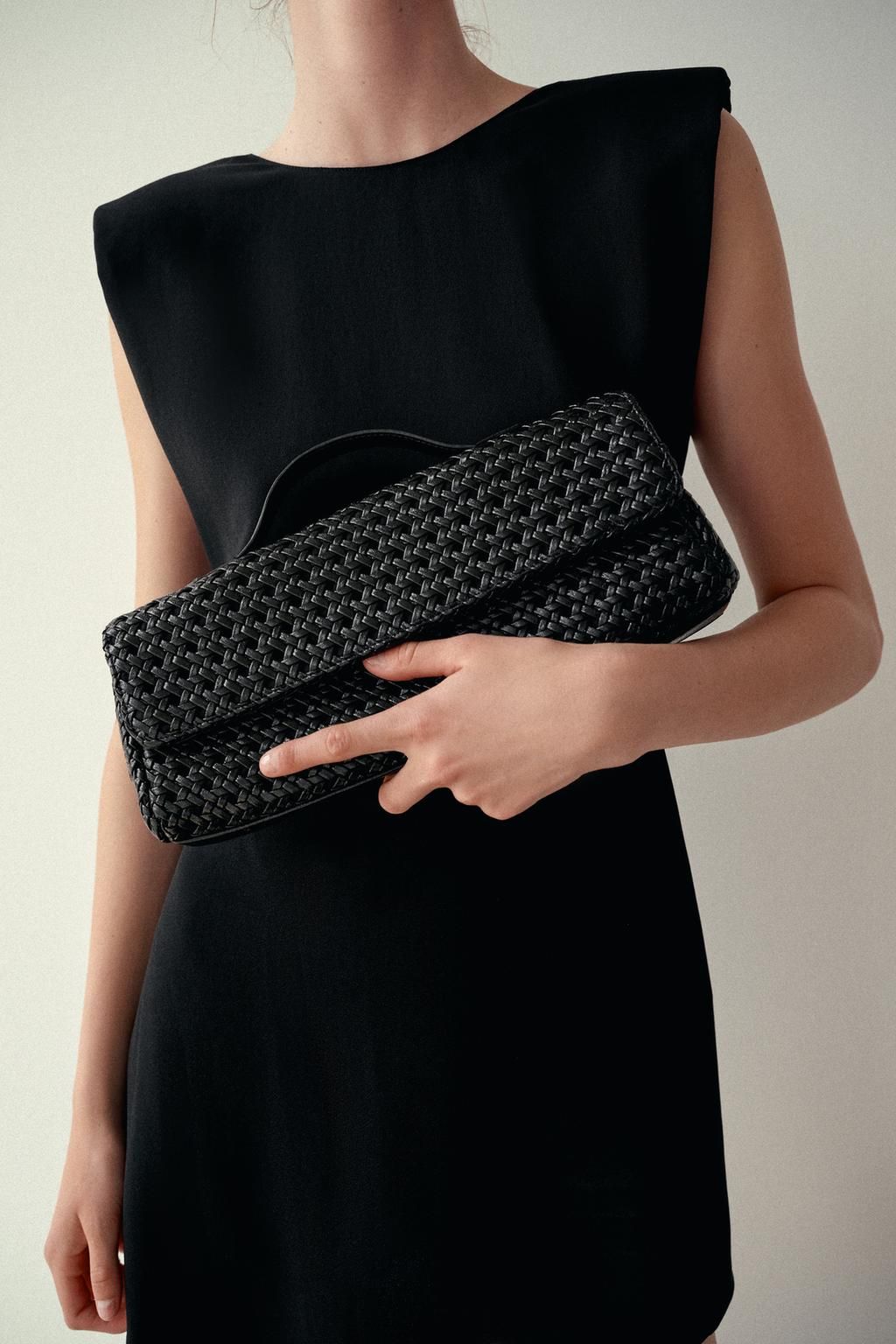 Bolso de mano trenzado de Zara