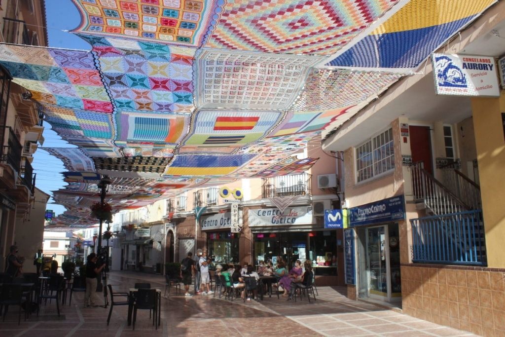 Calle cubierta con crochet