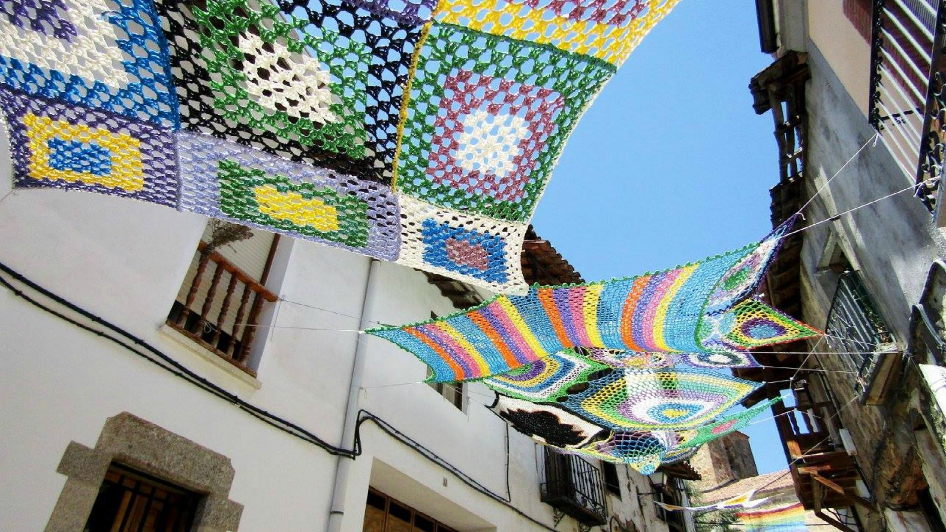 Calle cubierta con ganchillo