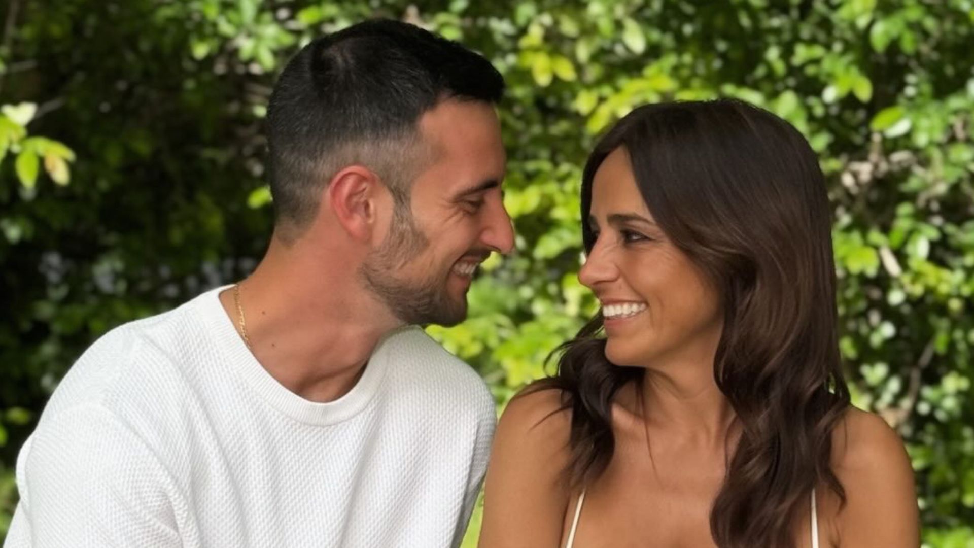Carmen Alcayde y su novio Charli cumplen tres años de relación: su historia de amor desde su flechazo de amor hasta su compromiso