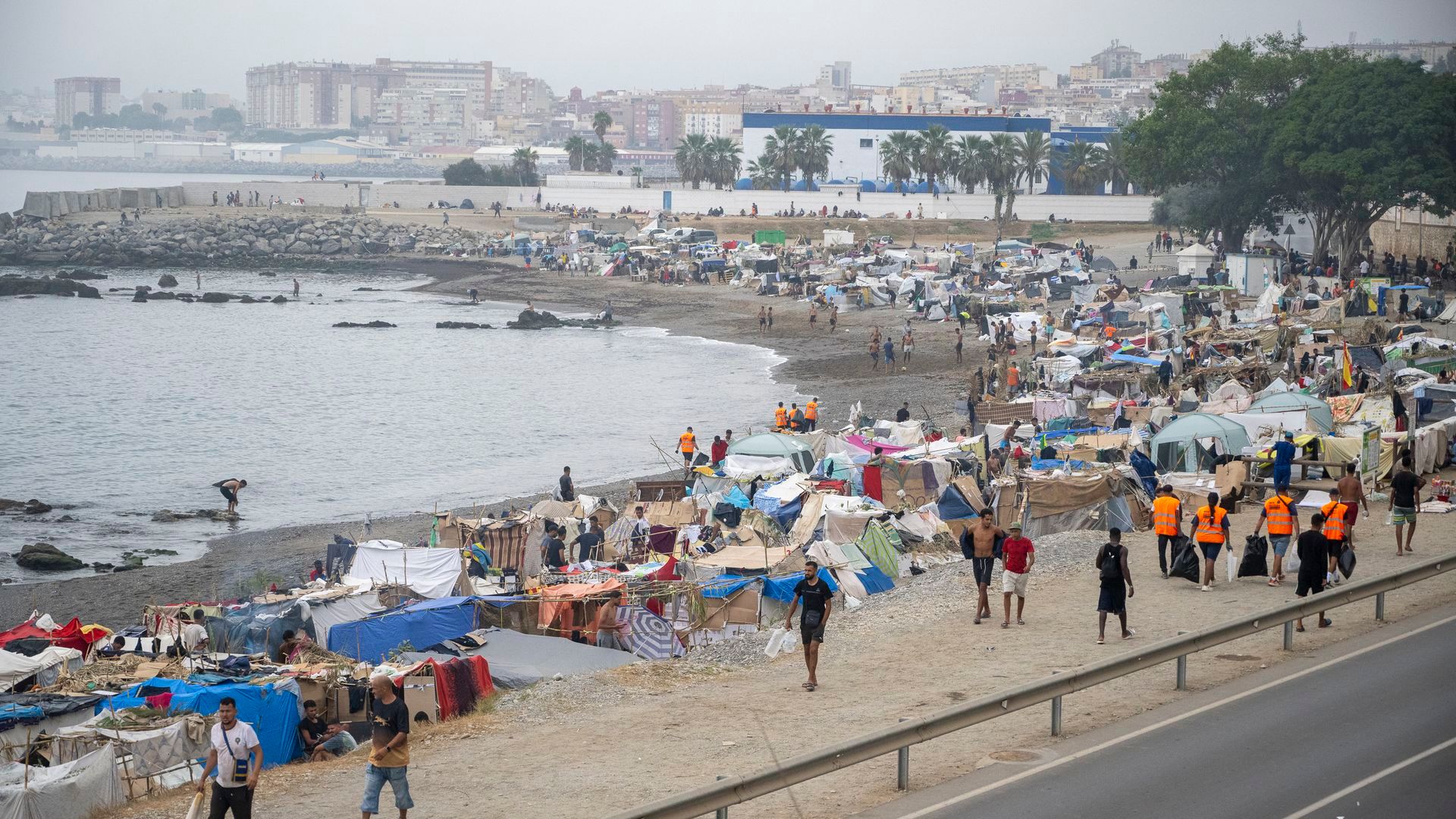 Centenares de migrantes acampan en la playa del Trampolín, en Ceuta Centenares de migrantes acampan en la playa del Trampolín, en Ceuta
