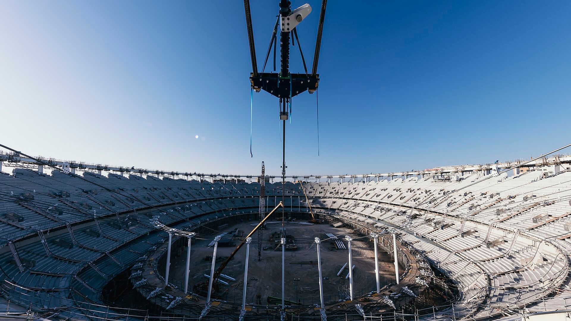 Comienza el izado de la cubierta del Nou Mestalla