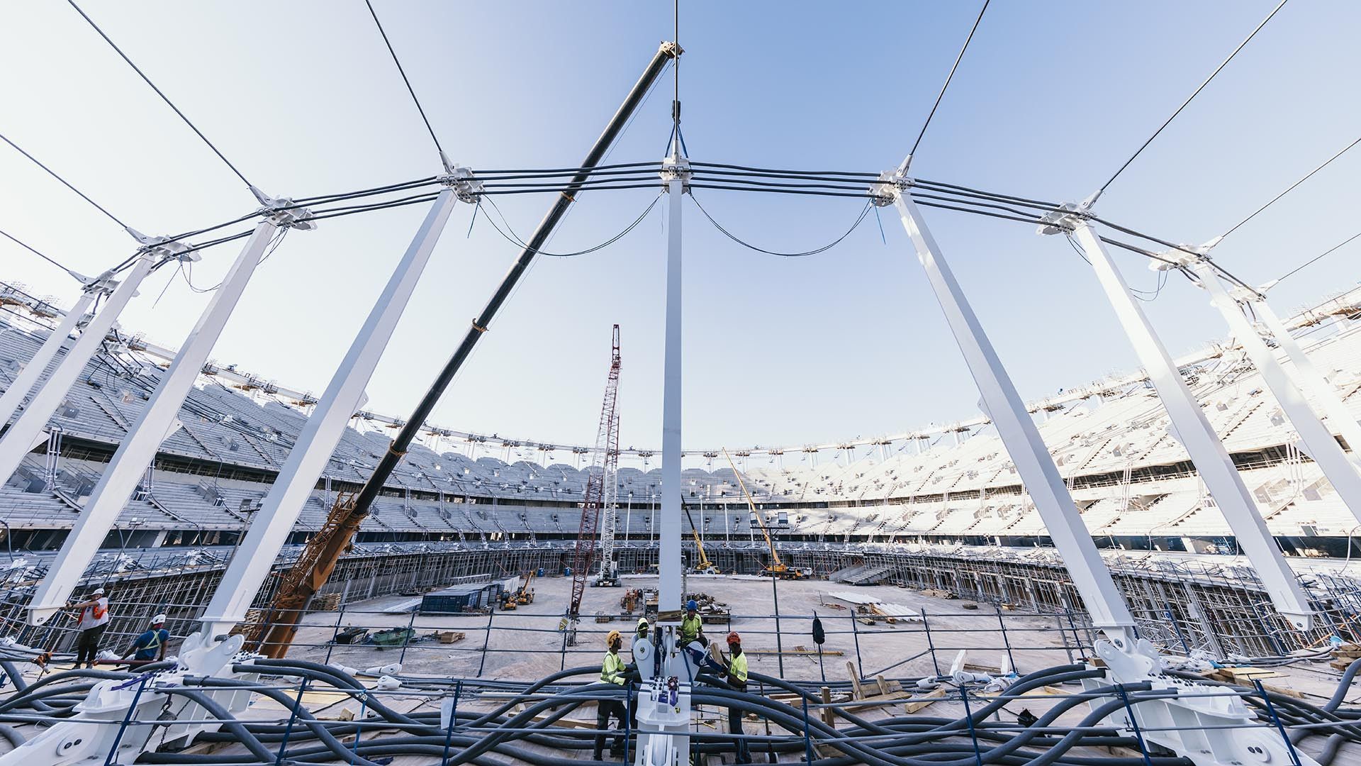 Comienza el izado de la cubierta del Nou Mestalla Comienza el izado de la cubierta del Nou Mestalla