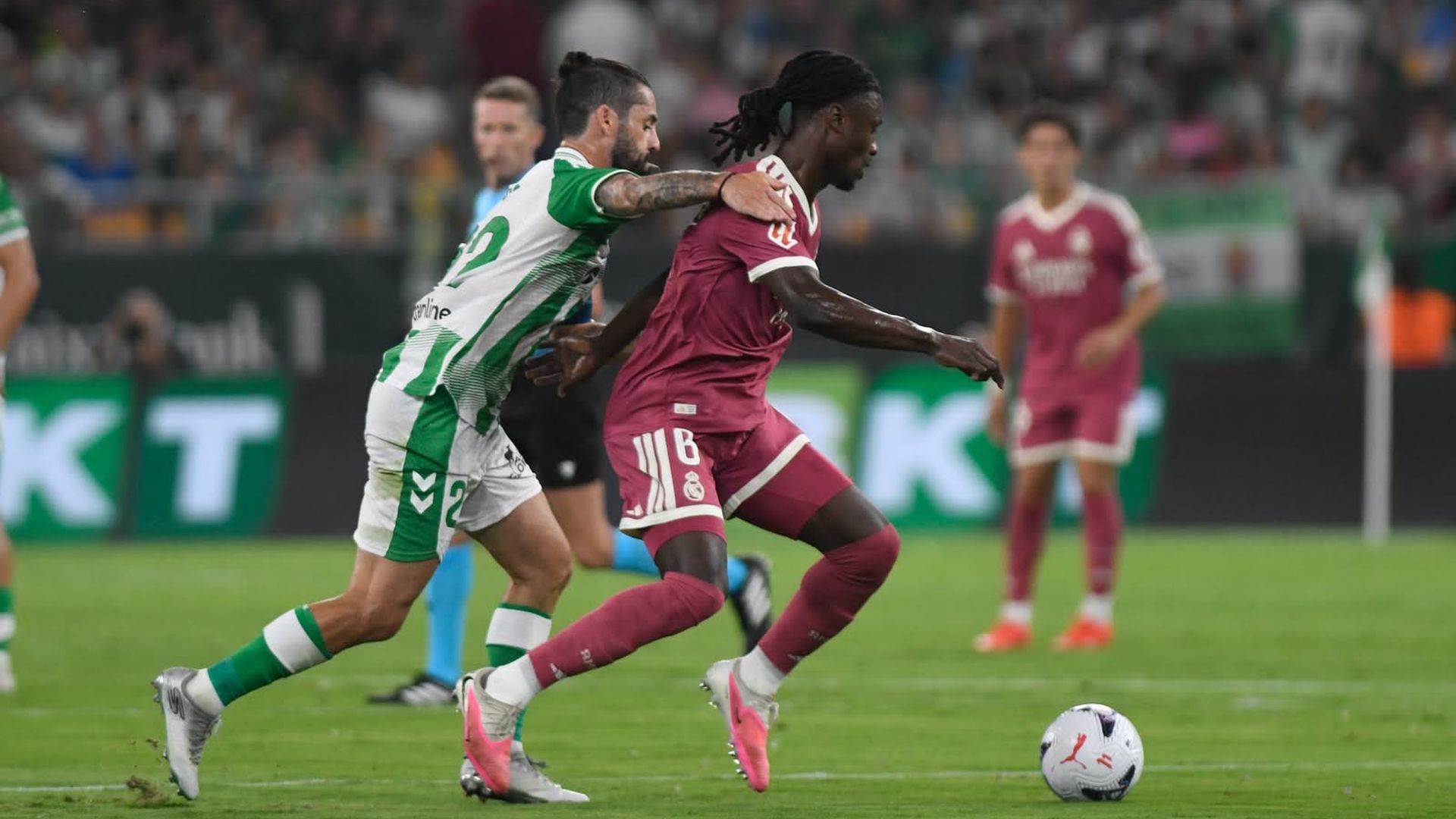 Eduardo Camavinga conduce delante de Isco en el Betis-Real Madrid