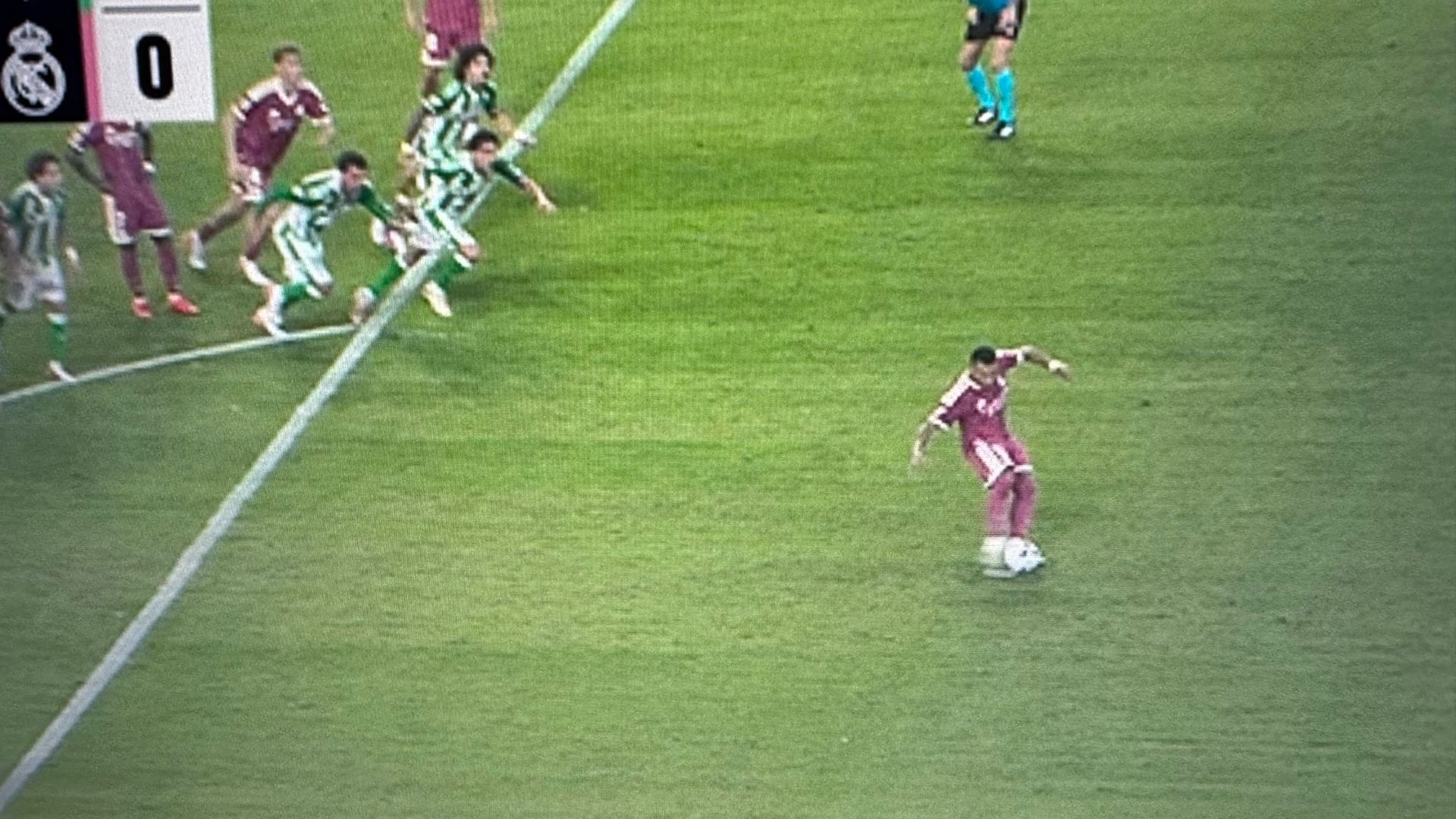 El salto de Bartra en la parada de Valles a Mbappé