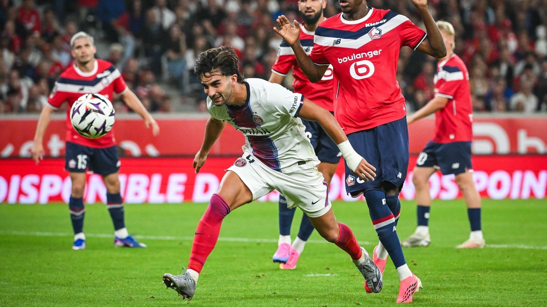 Ferran Torres rematando un balón durante un partido del PSG
