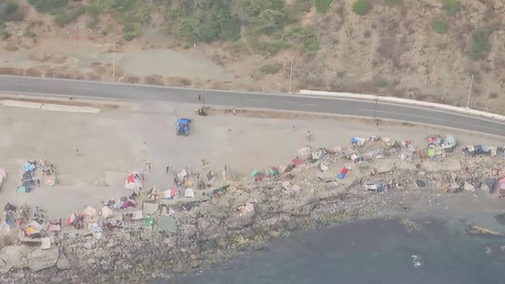 Joseph vive acampado en la playa del Trampolín: "Marruecos organiza un Mundial y nosotros no tenemos agua ni luz ni carreteras"