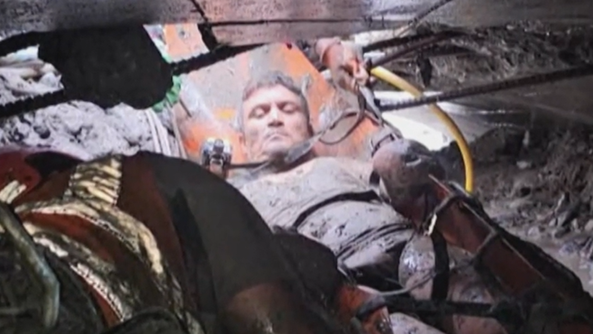Las palabras del capataz rescatado tras nueve días sepultado en un túnel de Nepal: "Se me acabó el tiempo y no pude escapar"