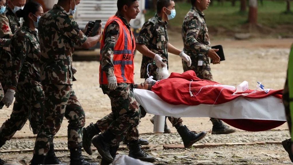 Rescatan a dos trabajadores en Nepal que quedaron atrapados por la riada en un túnel de una hidroeléctrica