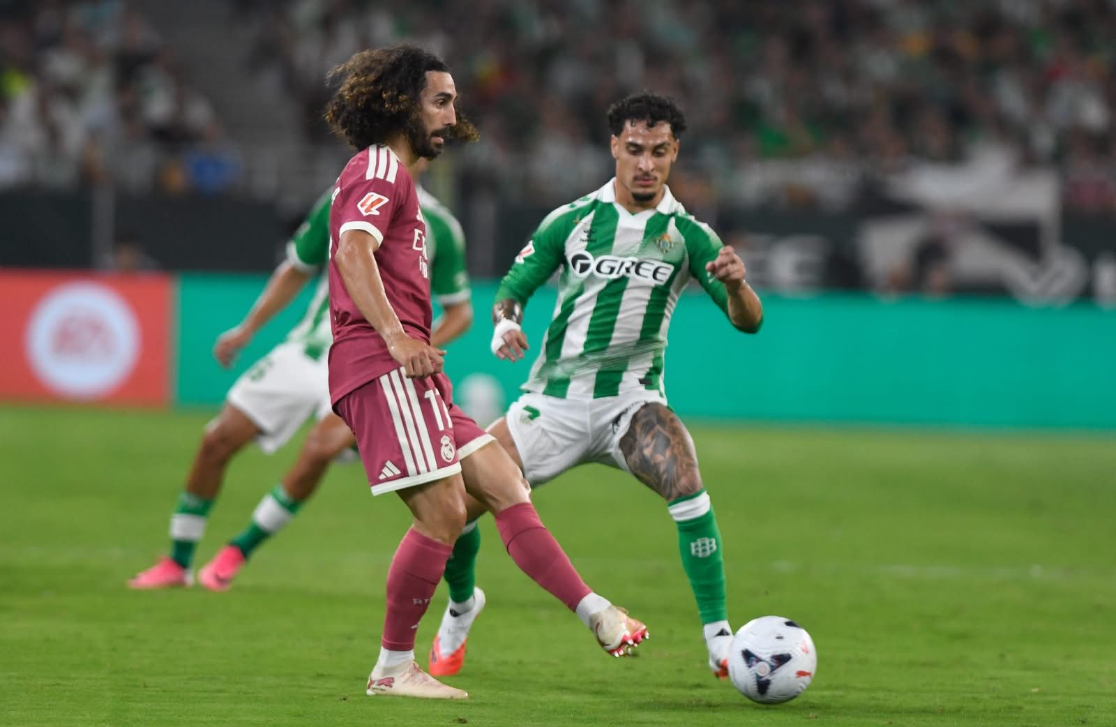 Marc Cucurella da un pase delante de Antony en el Betis-Real Madrid
