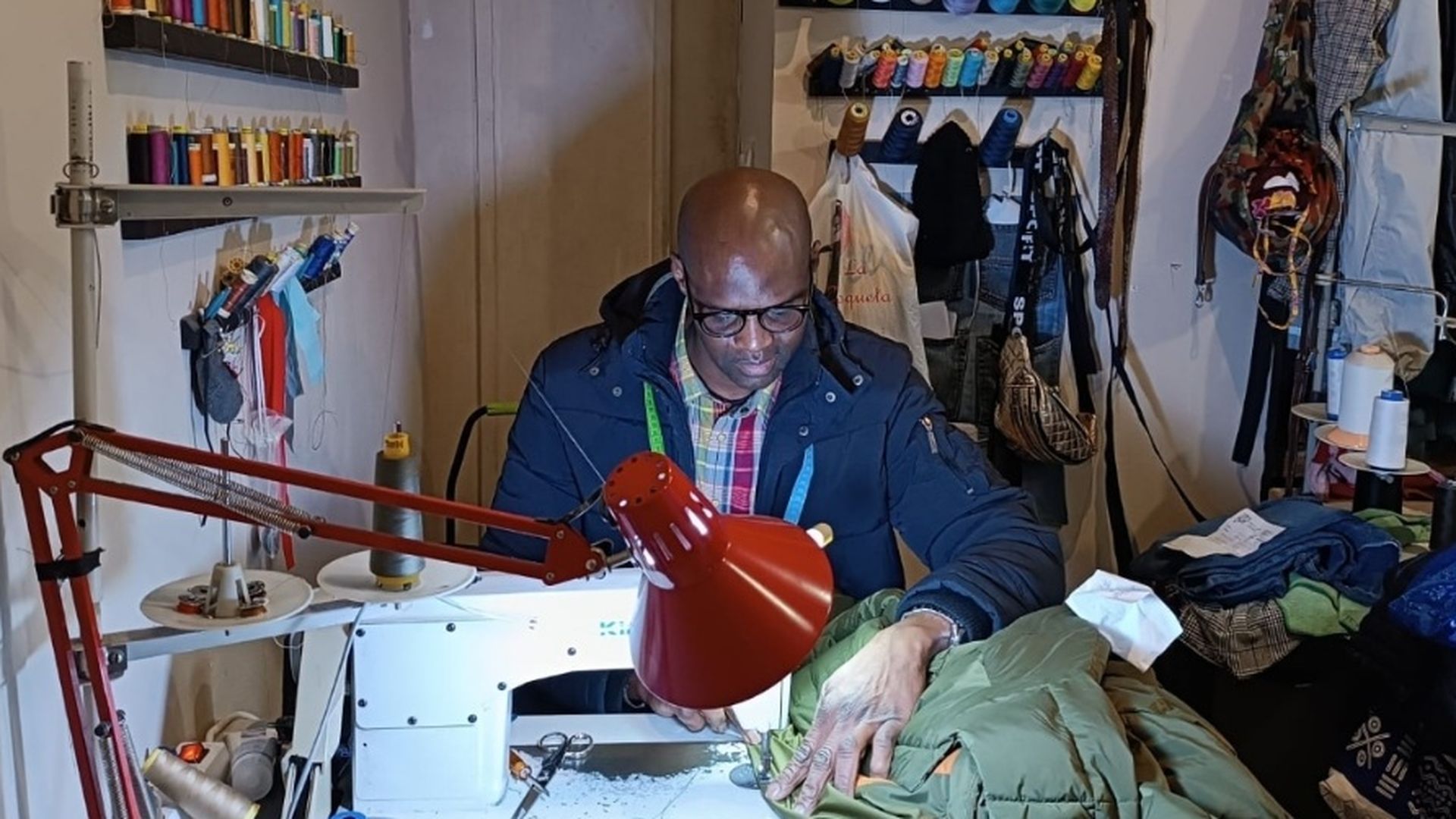 Ousseynou Gueye regenta, desde hace cinco años, un taller de costura en Ourense Ousseynou Gueye regenta, desde hace cinco años, un taller de costura en Ourense