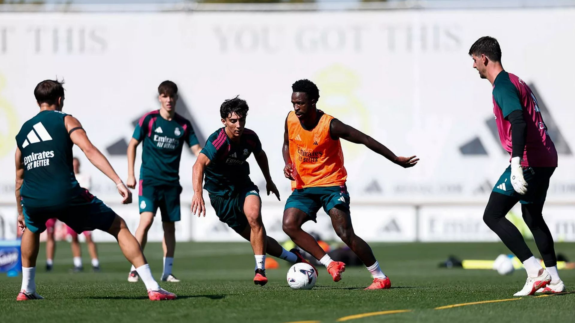 Sergio Martínez presiona a Vinicius en el entrenamiento del Real Madrid