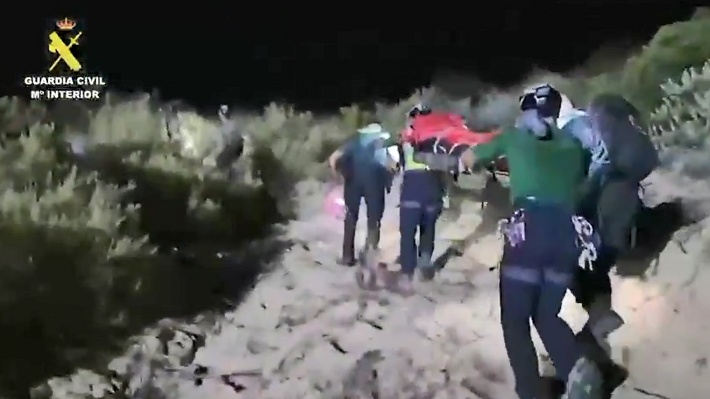 Rescatan a un octogenario que estuvo 11 horas atrapado en un barranco al que se cayó en Barbate, Cádiz