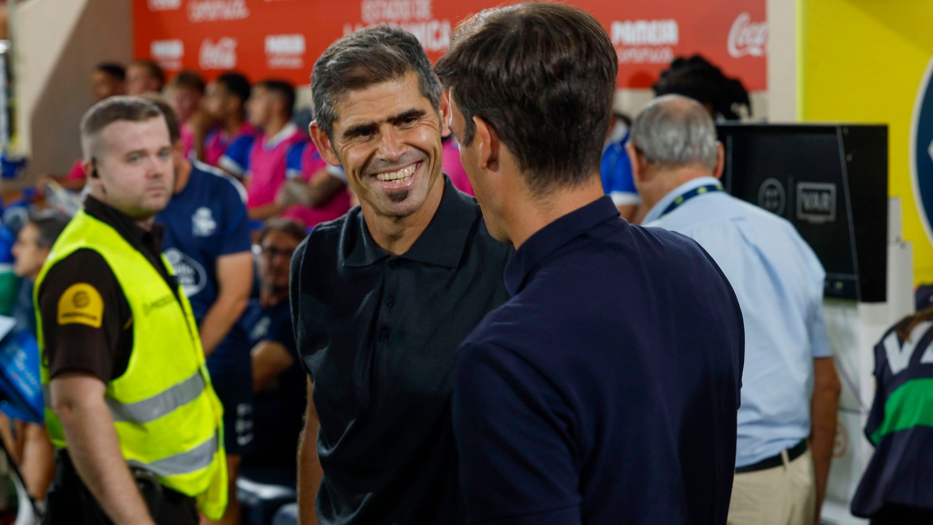 Antonio Hidalgo saluda a Íñigo Pérez antes del Villarreal-Dépor Antonio Hidalgo saluda a Íñigo Pérez antes del Villarreal-Dépor