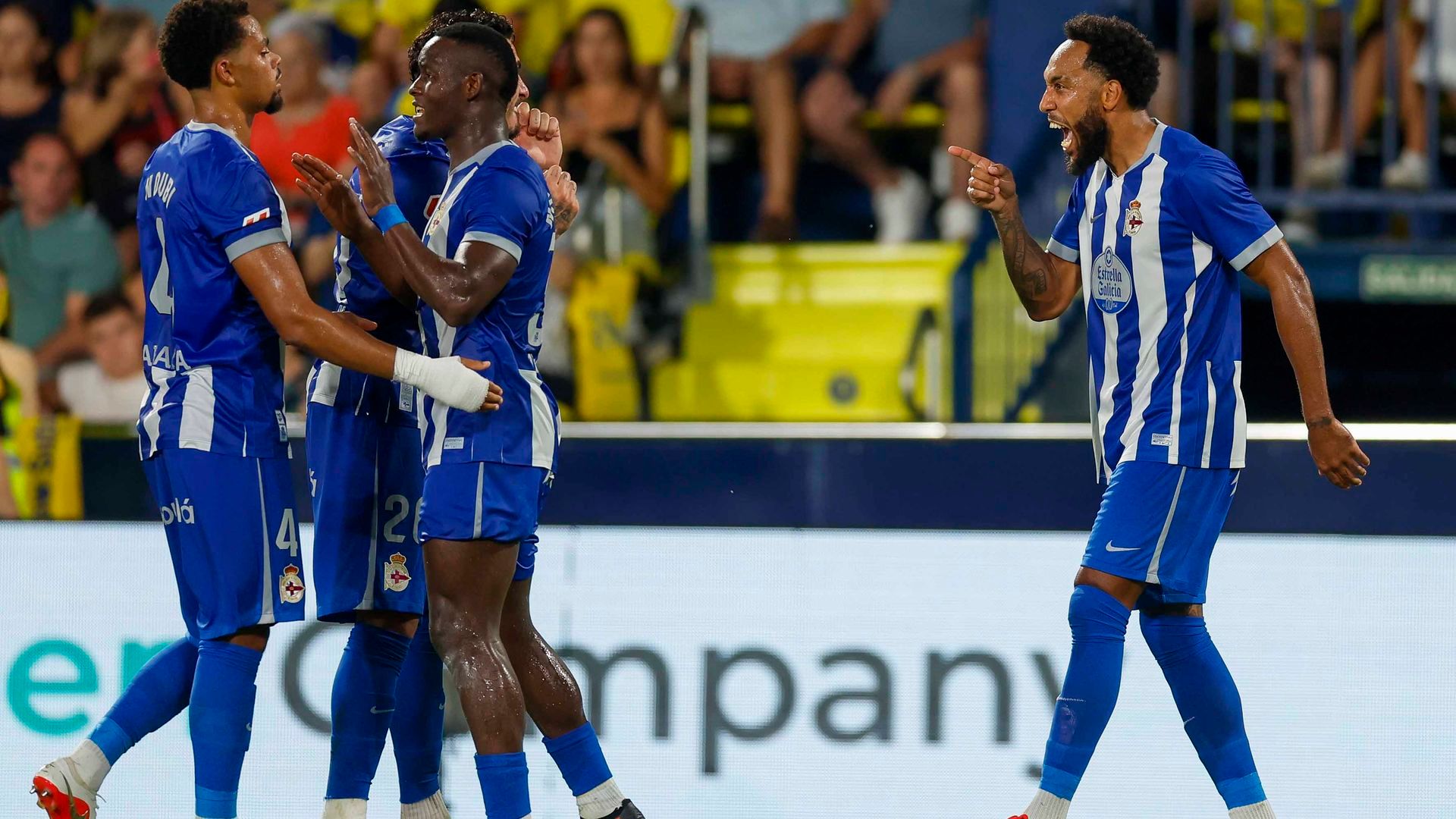 Aubameyang celebra uno de los goles del Dépor al Villarreal