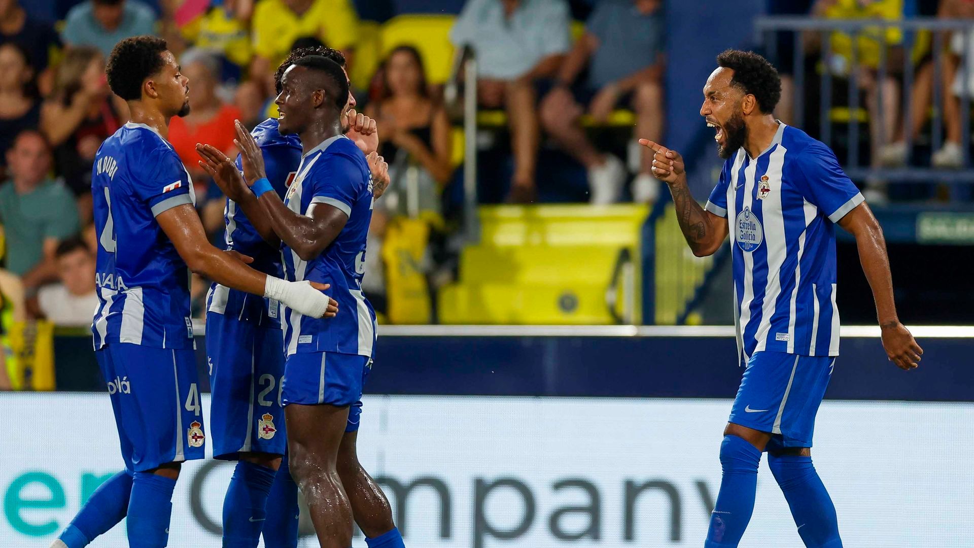 Aubameyang celebra uno de los goles del Dépor al Villarreal