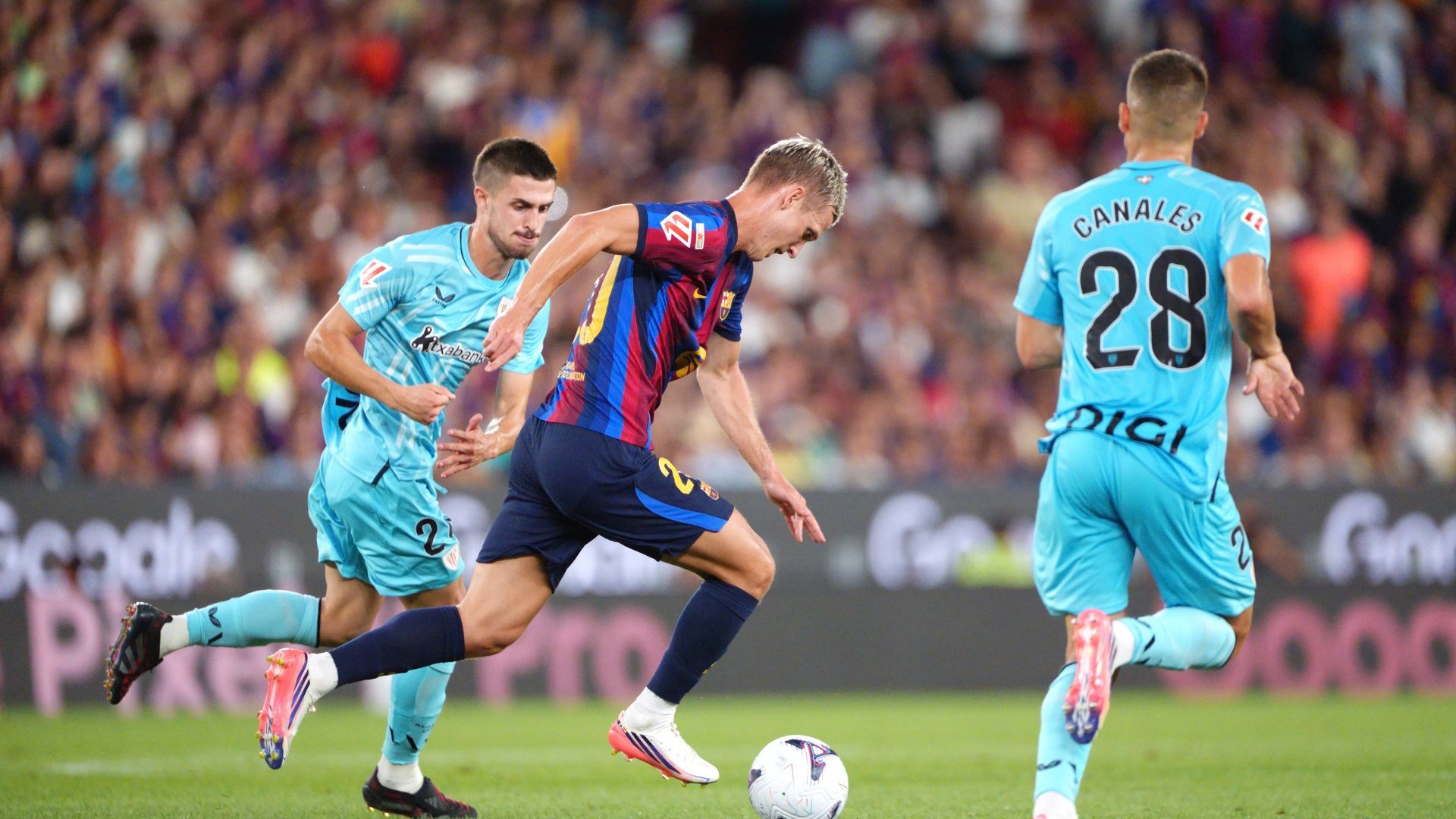 Beñat Gerenabarrena y Peio Canales persiguen a Dani Olmo