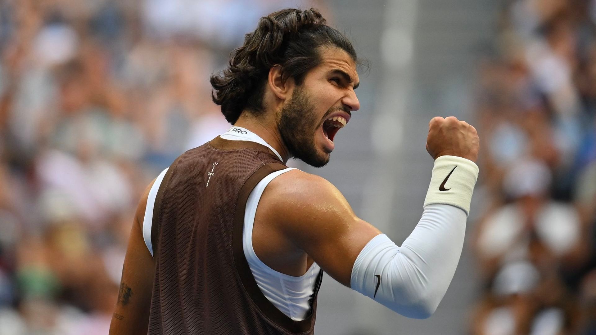 Carlos Alcaraz con doble camiseta en su partido del US Open