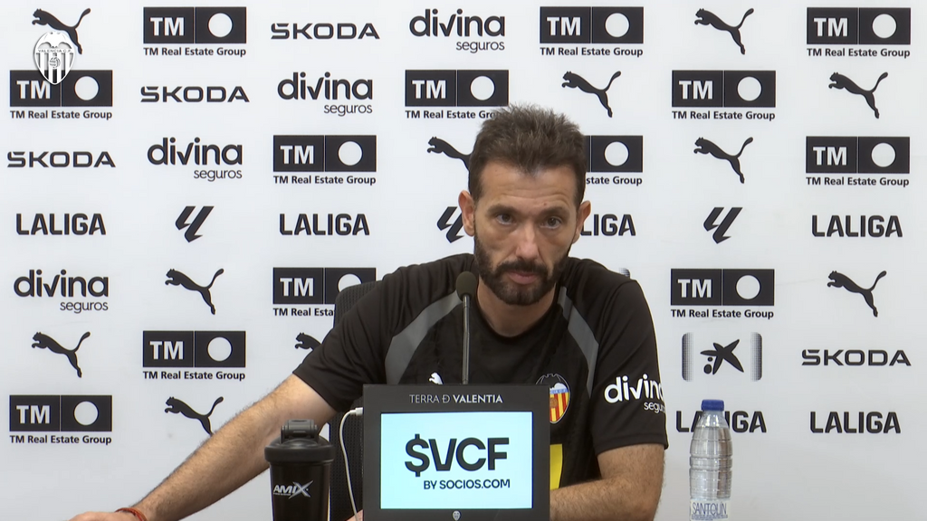 Carlos Corberán en rueda de prensa antes del FC Barcelona