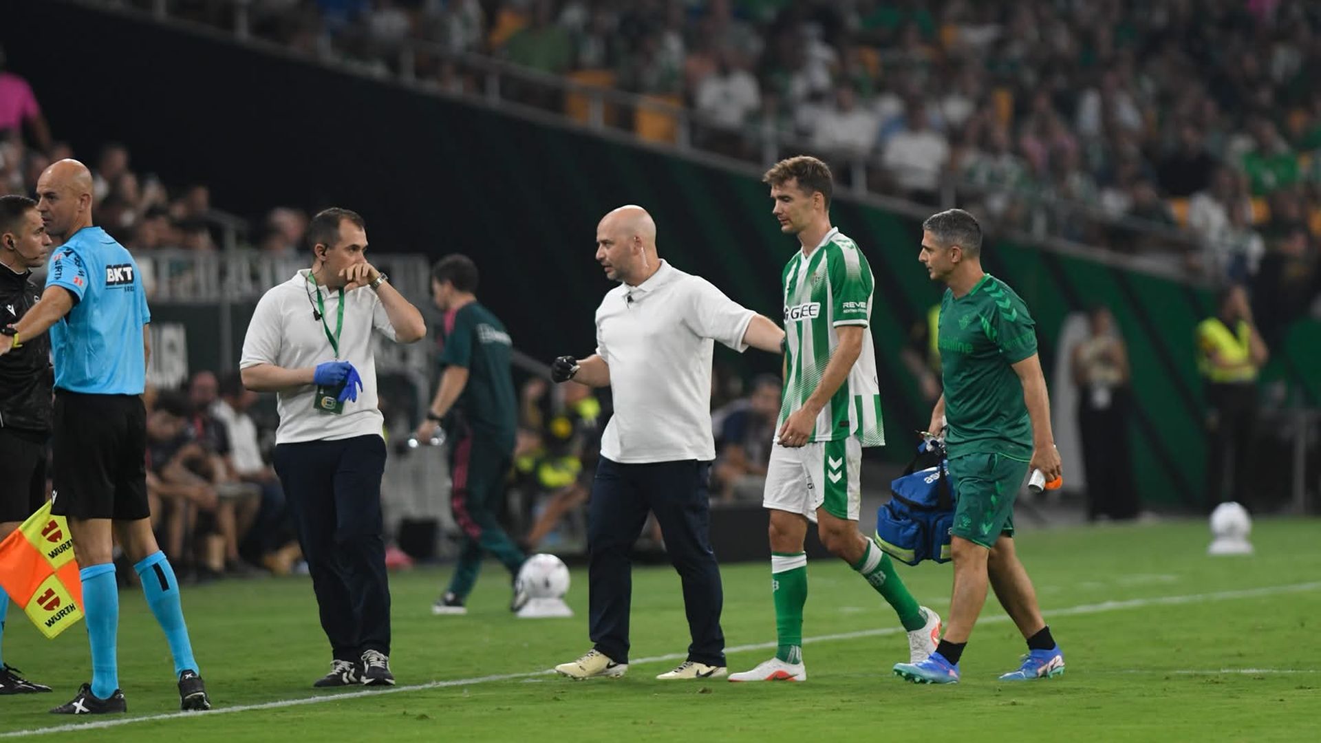 Diego Llorente se marcha lesionado de La Cartuja.