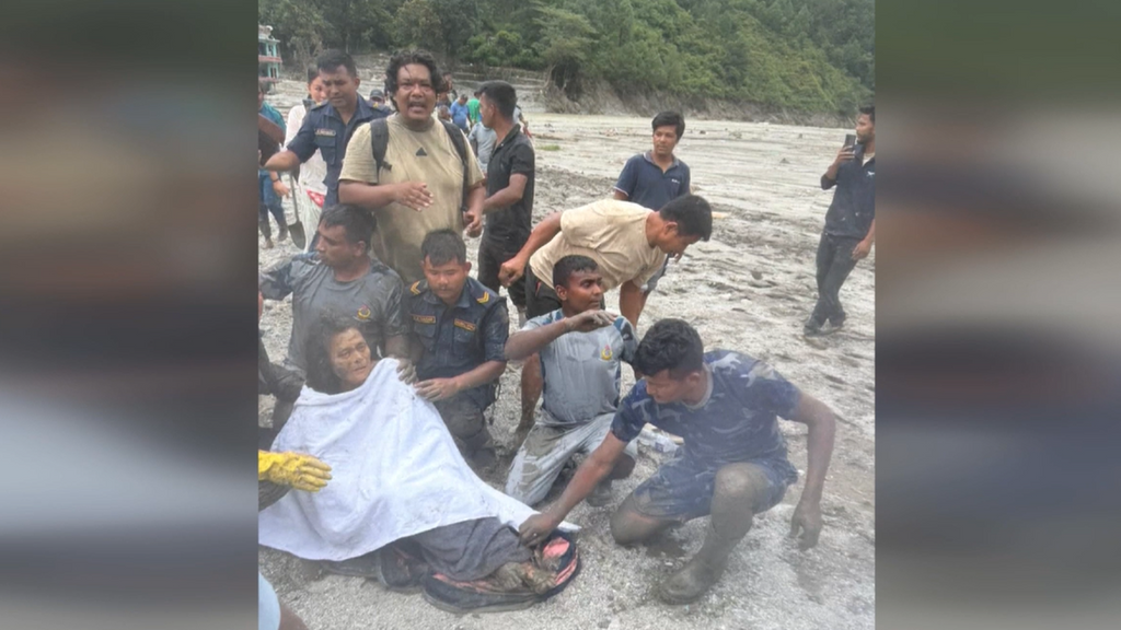 Dos nuevos milagros en Nepal: rescatan con vida a una mujer y a un hombre diez días después de la riada