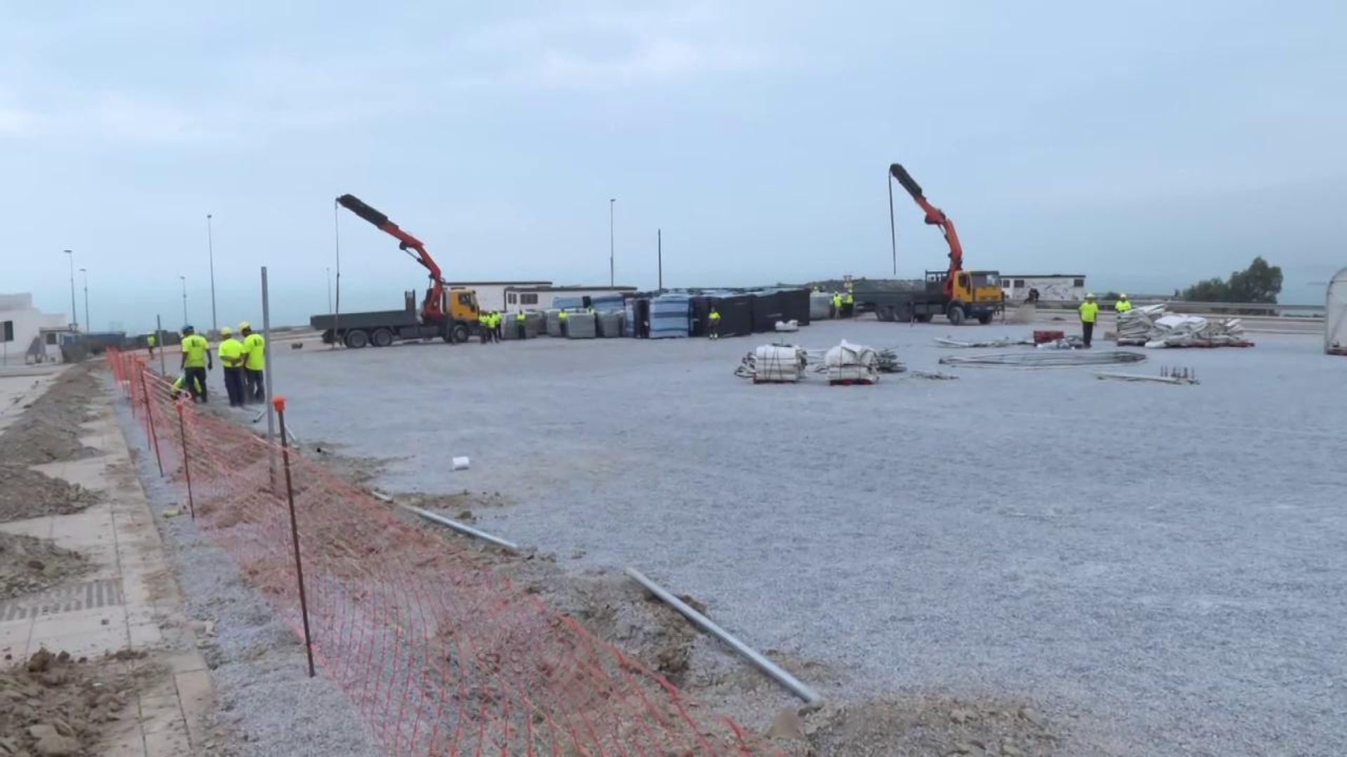 El Gobierno acondiciona una nueva explanada en Ceuta para albergar a migrantes bajo la atenta mirada de los ciudadanos por la proximidad a una escuela infantil El Gobierno acondiciona una nueva explanada en Ceuta para albergar a migrantes bajo la atenta mirada de los ciudadanos por la proximidad a una escuela infantil