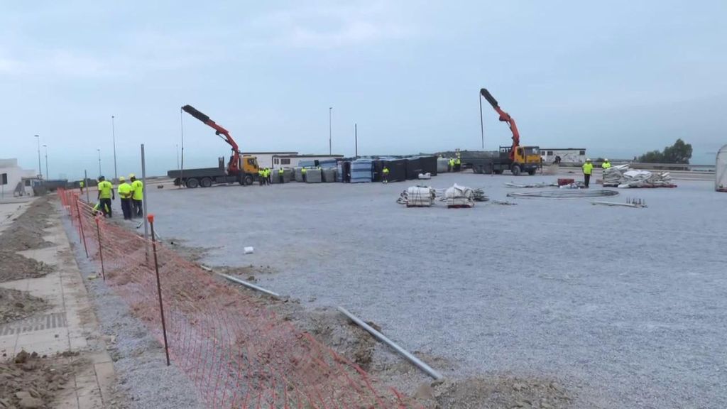 El Gobierno acondiciona una nueva explanada en Ceuta para albergar a migrantes bajo la atenta mirada de los ciudadanos por la proximidad a una escuela infantil