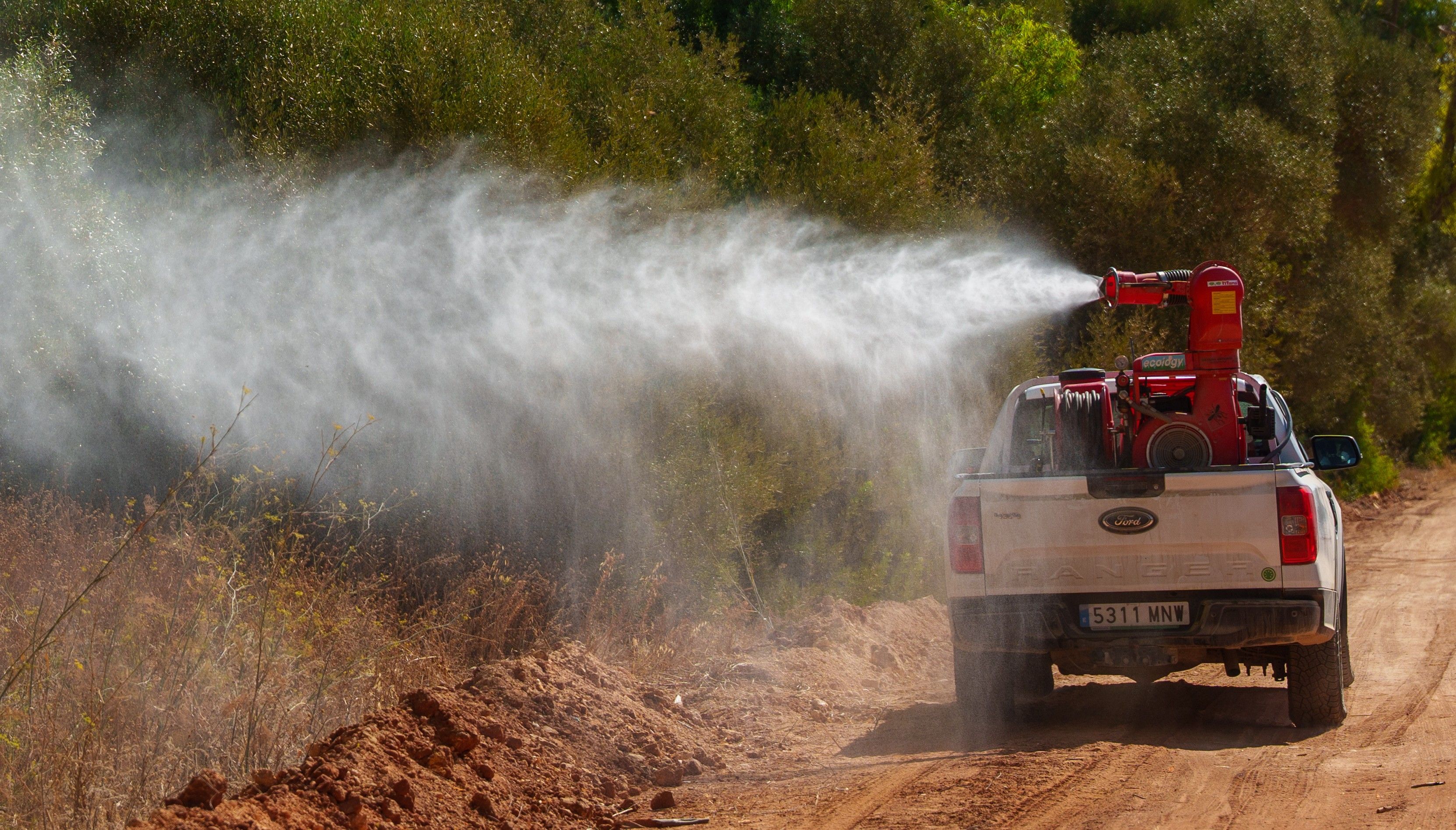 Fumigación en un área con presencia de mosquitos