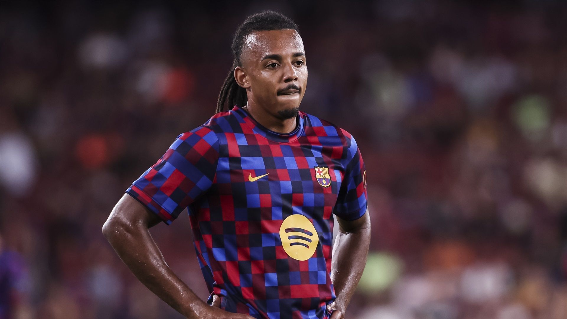 Jules Koundé calienta antes de un partido del Barça Jules Koundé calienta antes de un partido del Barça