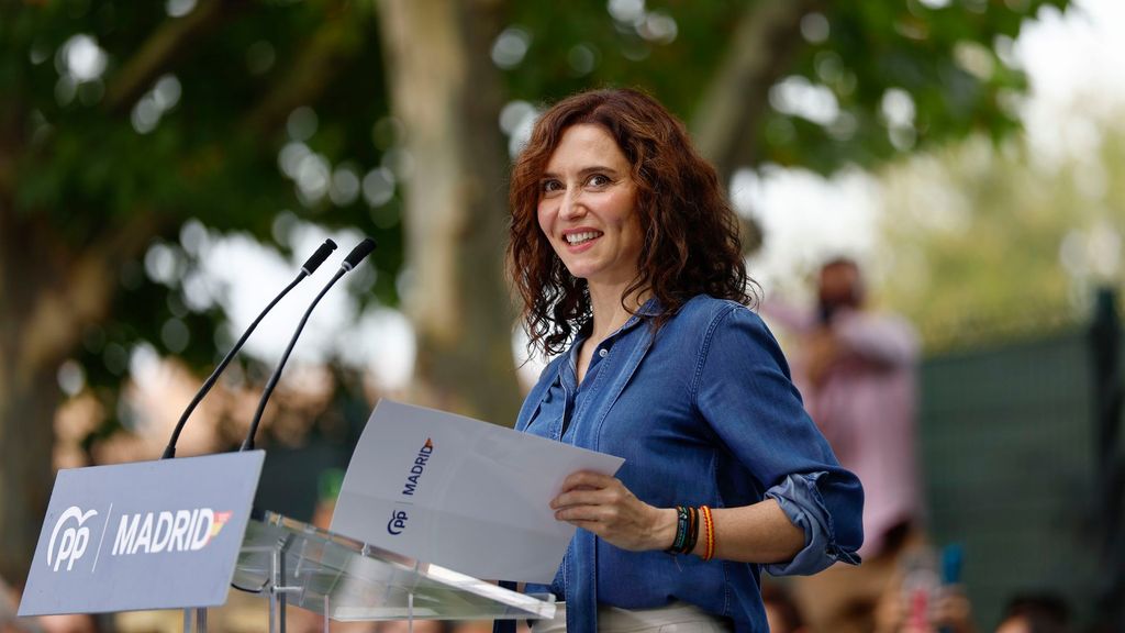 La emotiva bienvenida de Ayuso a María José de la Fuente, diputada de la Asamblea: "Una mujer aguerrida y valiente y que vuelve"