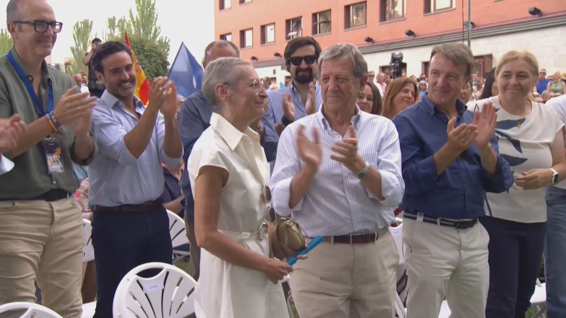 La emotiva bienvenida de Ayuso a María José de la Fuente, diputada de la Asamblea: "Una mujer aguerrida y valiente y que vuelve"