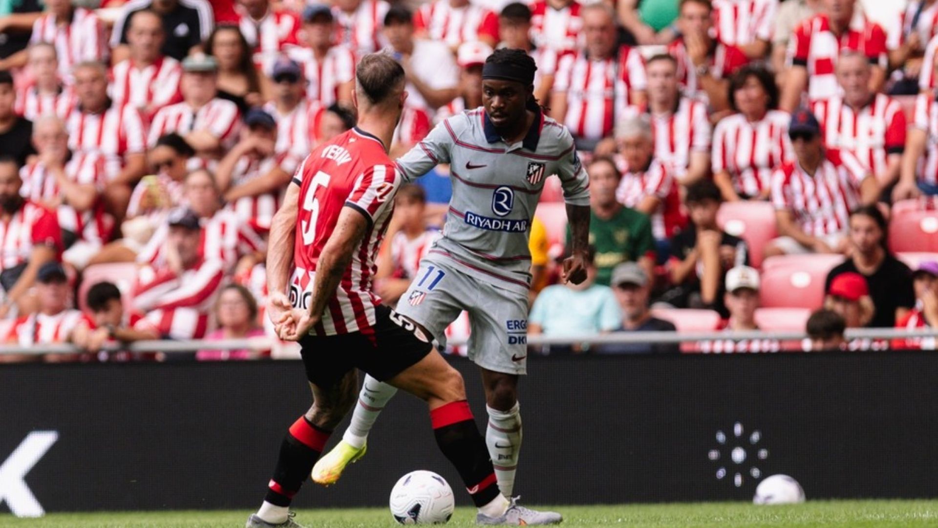 Lookman encara a Yeray en el Athletic-Atlético