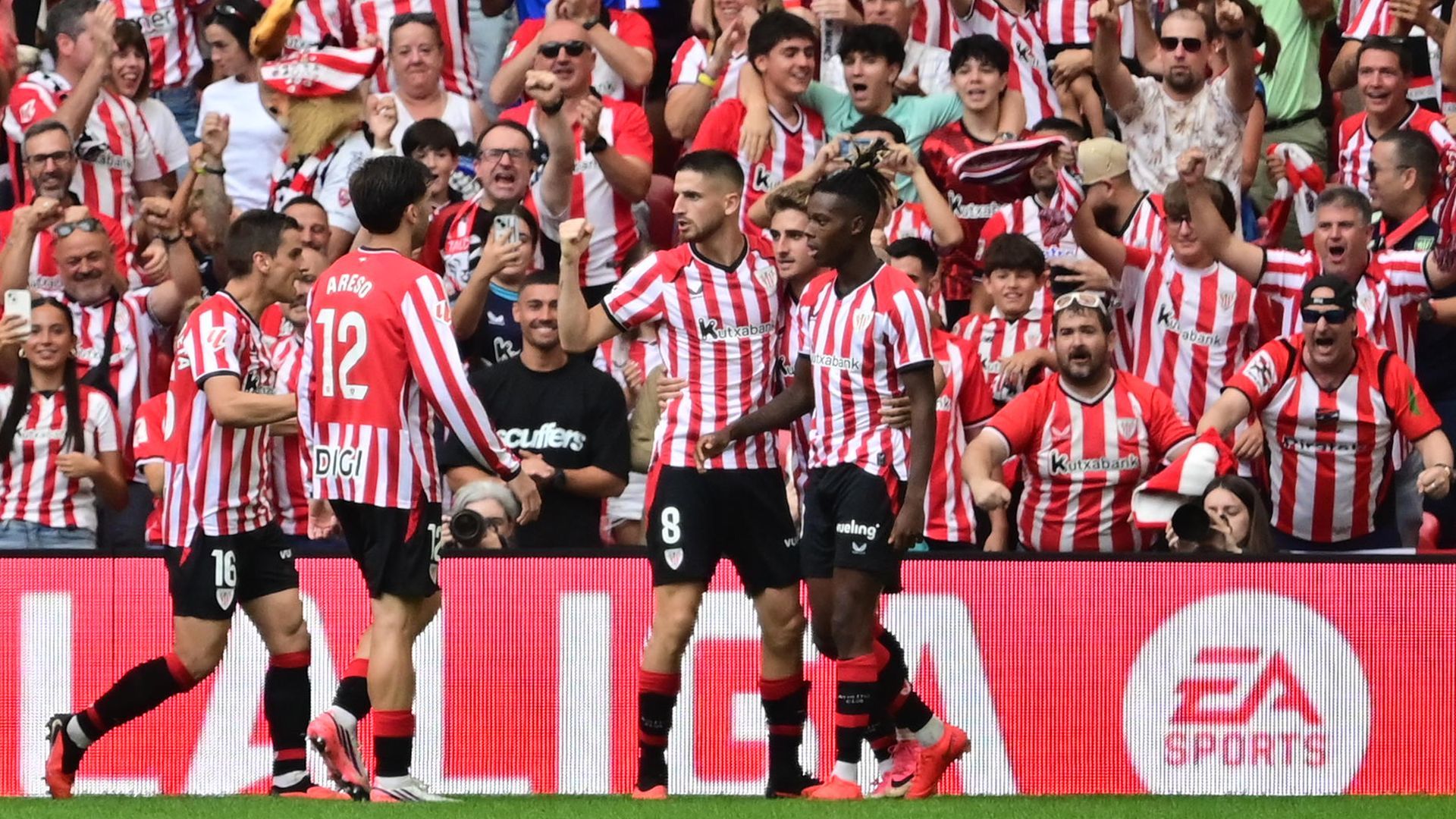 Los jugadores del Athletic celebran uno de los goles ante el Atlético.