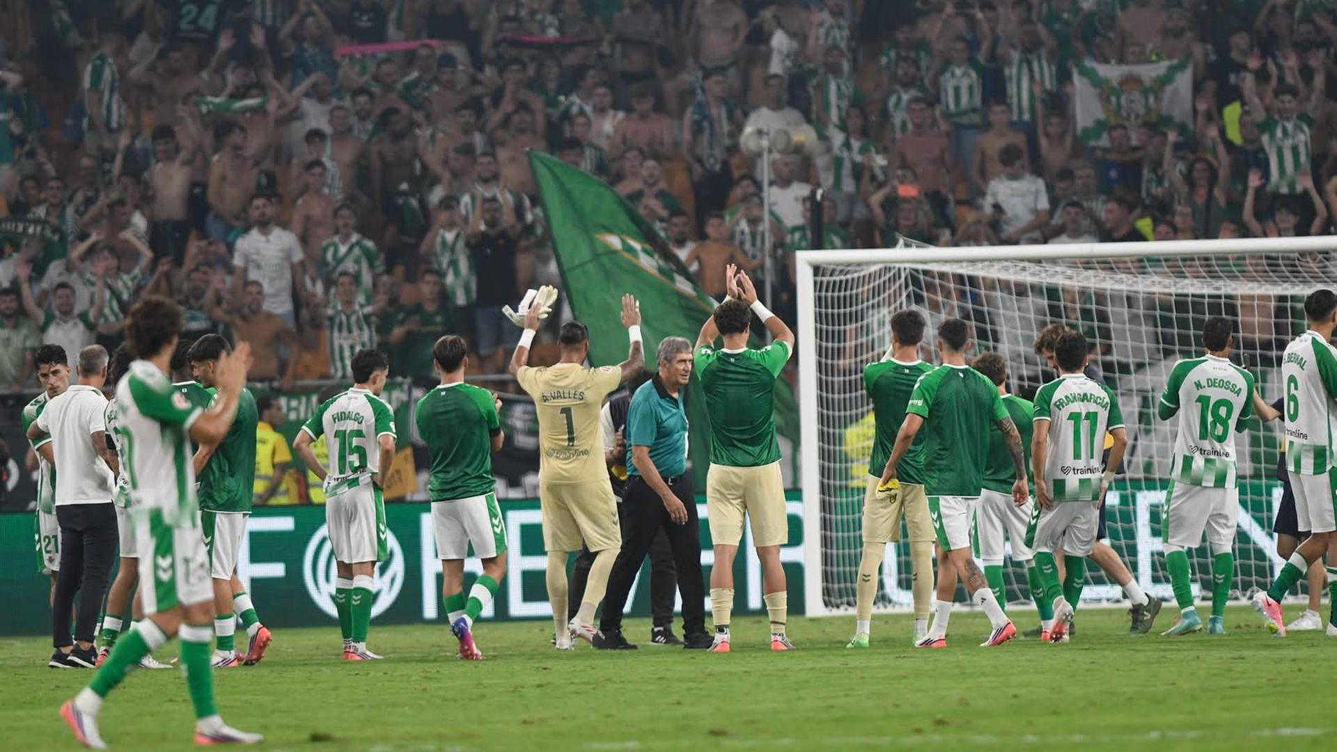 Los jugadores del Betis celebran el triunfo ante el Real Madrid Los jugadores del Betis celebran el triunfo ante el Real Madrid