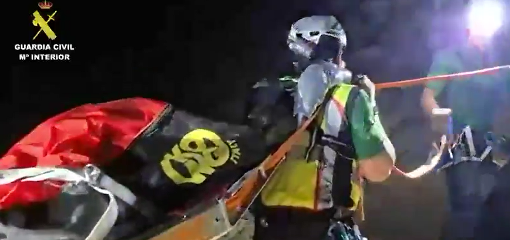 Momentos del rescate en camilla del octogenario