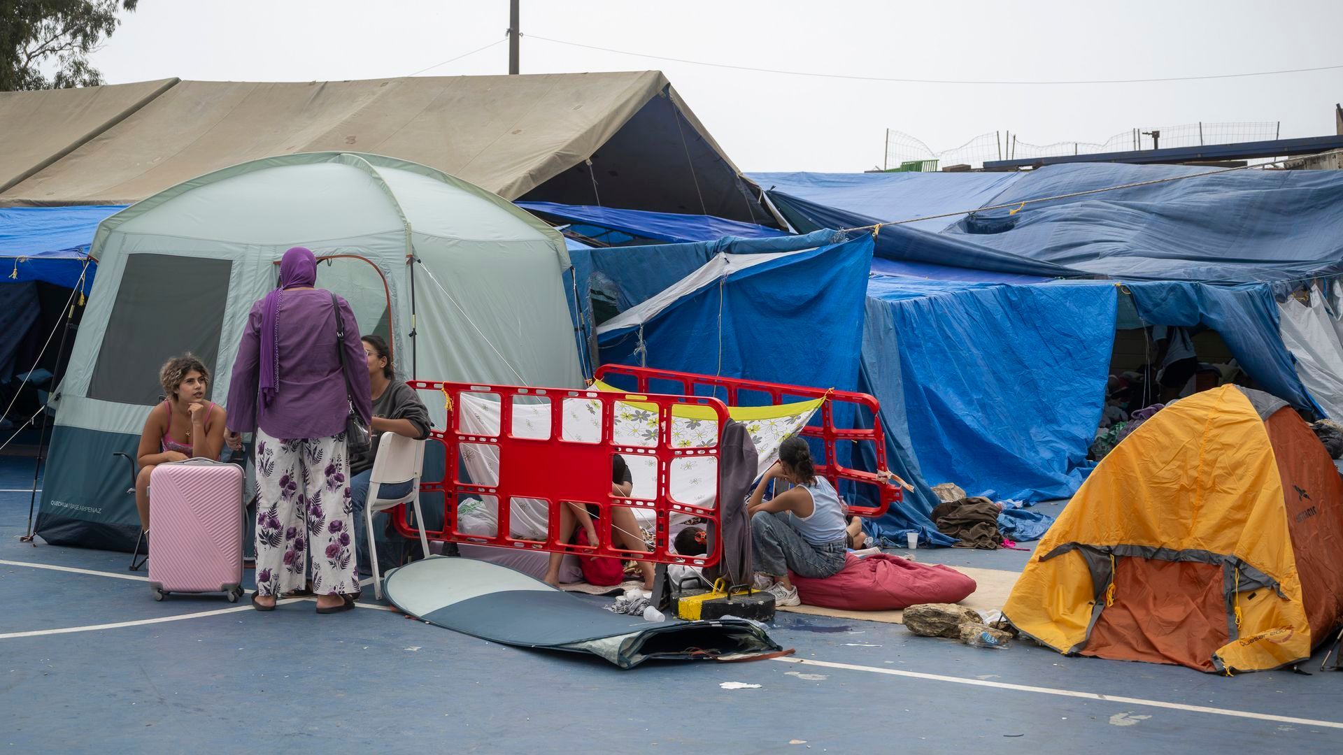Mujeres migrantes en el polideportivo del barrio de El Príncipe, a 4 de septiembre de 2026, en Ceuta (España). Decenas de menores y mujeres viven en este campamento improvisado en las instalaciones deportivas municipales, supervisado por vecinos. Mujeres migrantes en el polideportivo del barrio de El Príncipe, a 4 de septiembre de 2026, en Ceuta (España). Decenas de menores y mujeres viven en este campamento improvisado en las instalaciones deportivas municipales, supervisado por vecinos.