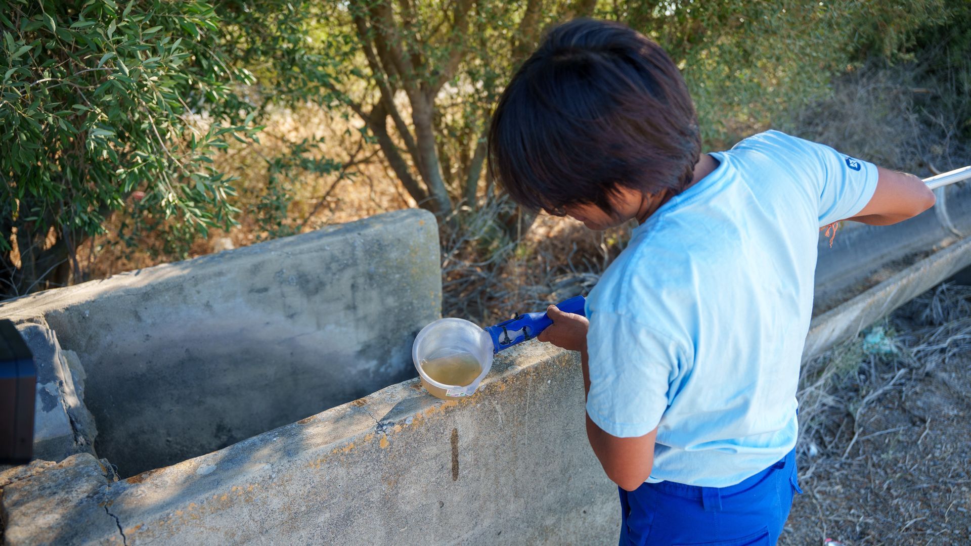 Operarios realizan trabajos de control y tratamiento de mosquitos transmisores del virus del Nilo en la localidad sevillana de Los Palacios. Operarios realizan trabajos de control y tratamiento de mosquitos transmisores del virus del Nilo en la localidad sevillana de Los Palacios.