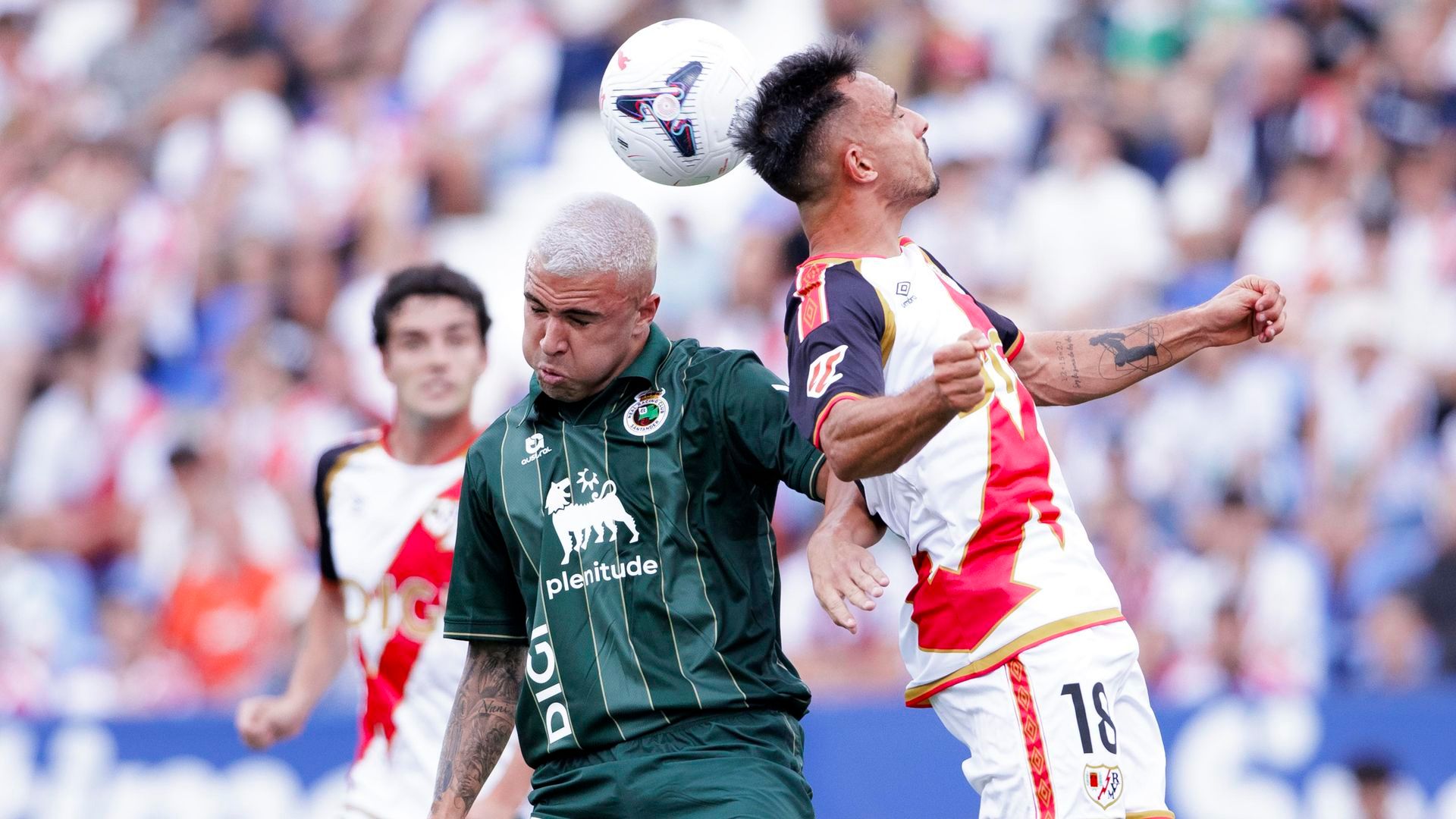 Pablo García y Álvaro García pelean un balón en el Rayo-Racing
