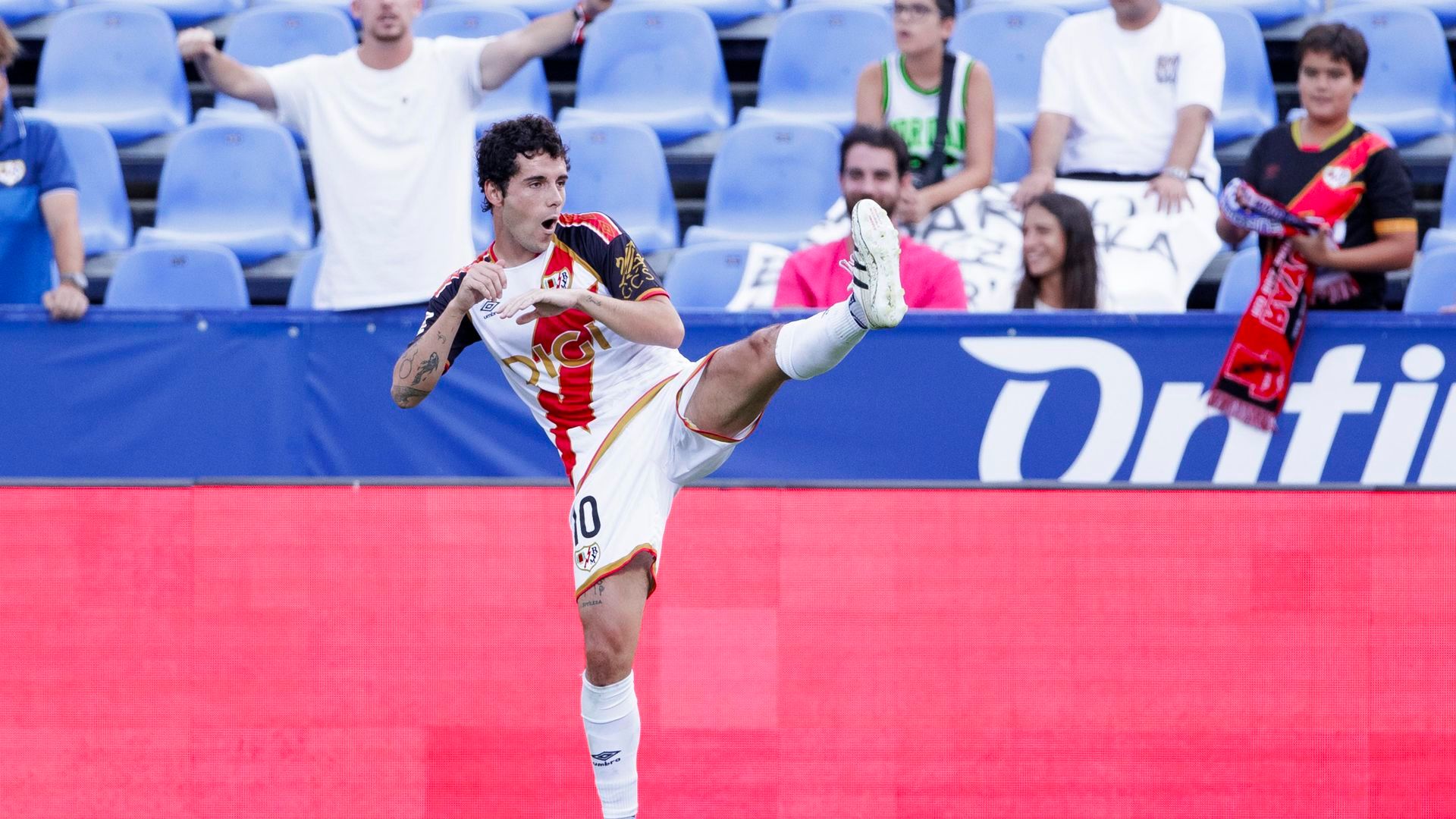 Sergio Camello celebra uno de sus goles en el Rayo-Racing