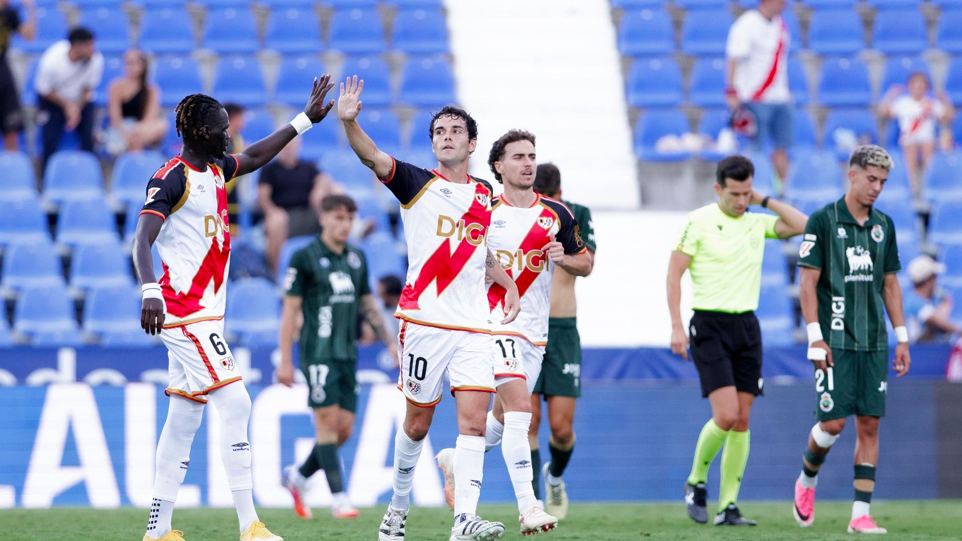 Sergio Camello celebra uno de sus goles en el Rayo-Racing Sergio Camello celebra uno de sus goles en el Rayo-Racing