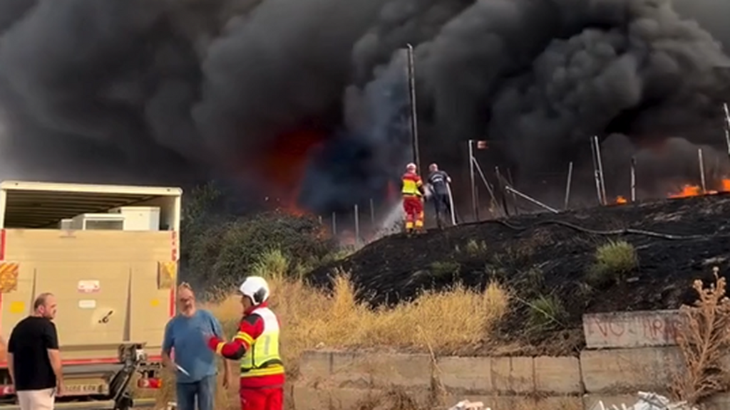 Un gran incendio quema una empresa de reciclaje en Cuenca: "Cierren ventanas y no hagan deporte al aire libre"