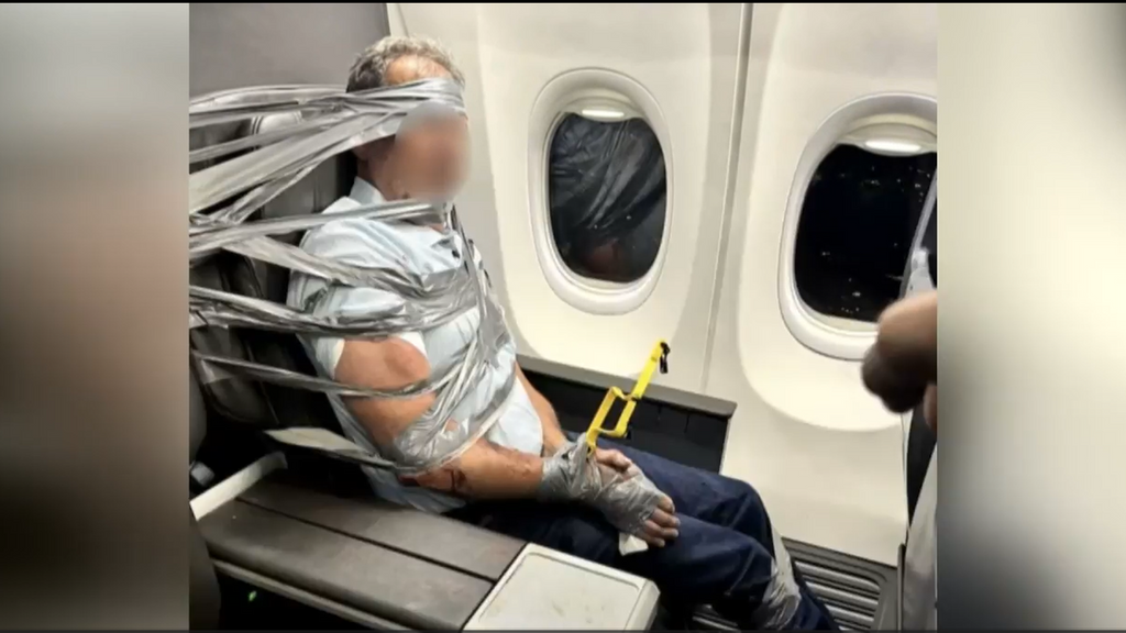 Un hombre, inmovilizado con cinta adhesiva y bridas tras ponerse agresivo con insultos racistas en pleno vuelo