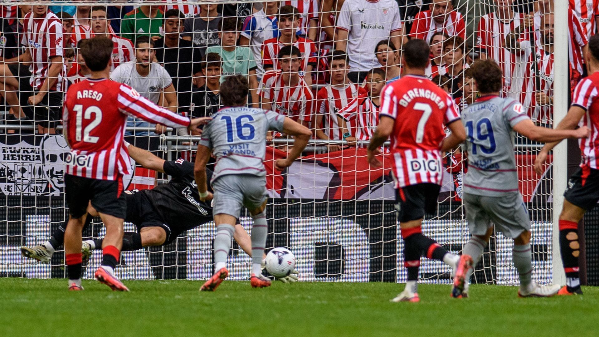 Unai Simón saca la ocasión de Julián Álvarez en el Athletic-Atlético