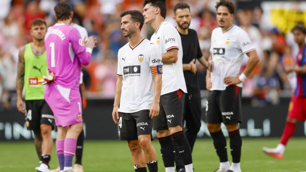 Miles de valencianistas protestan tras el Valencia-Barça