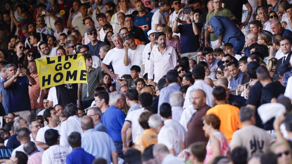 Miles de valencianistas protestan tras el Valencia-Barça