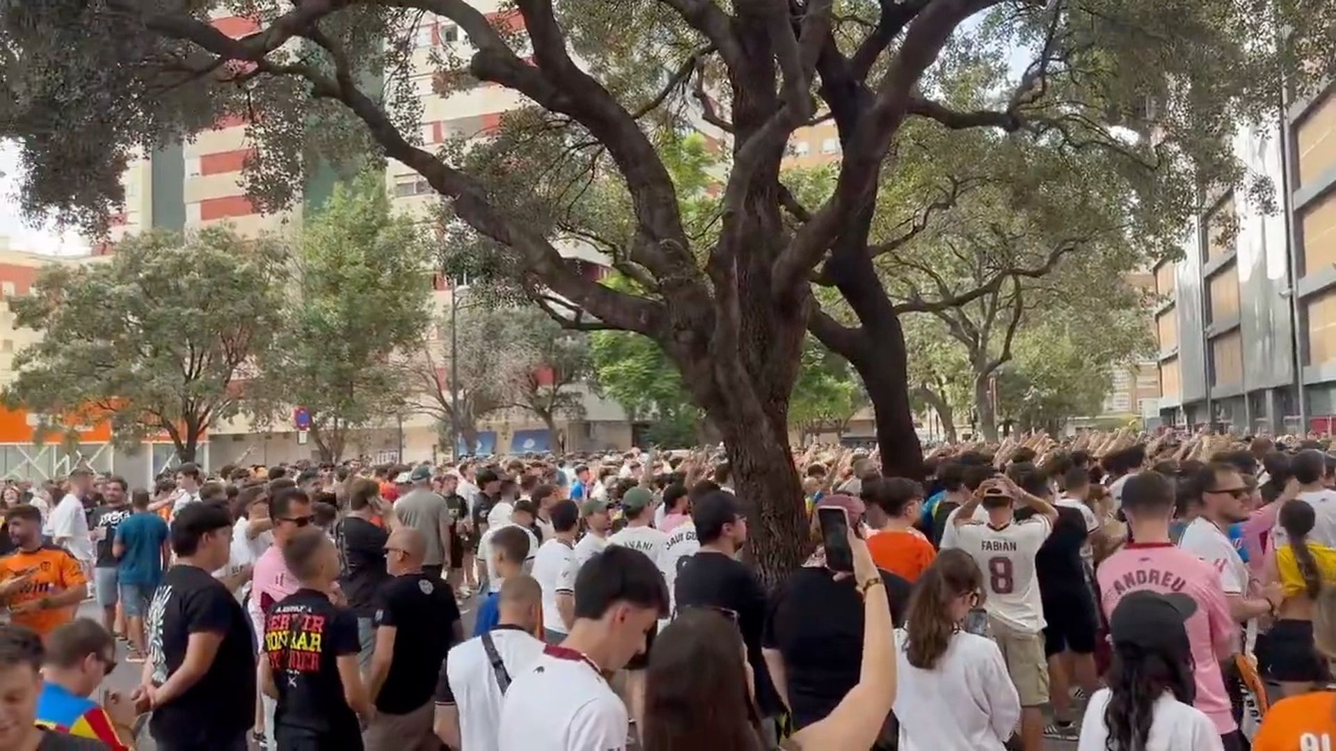 Aficionados fuera de Mestalla