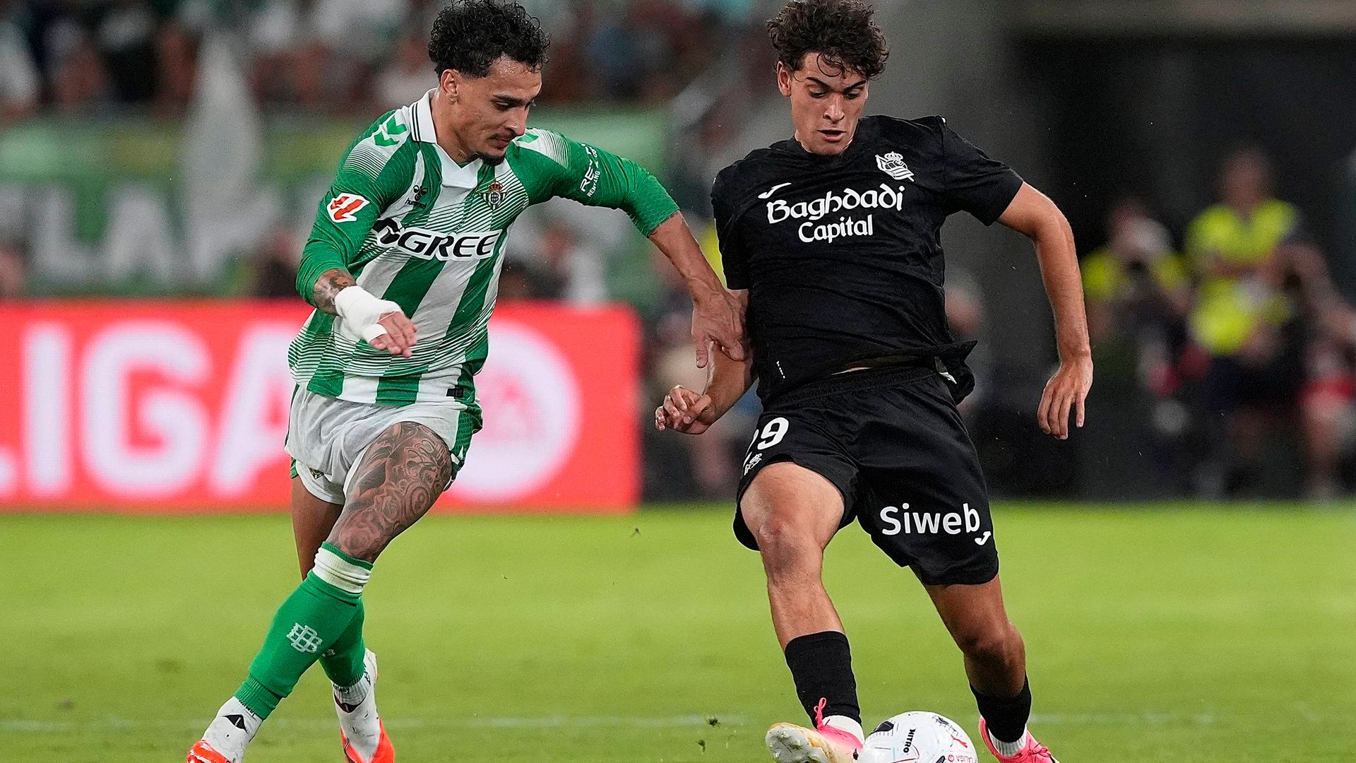 Álex Marchal da un pase delante de Antony en el Betis-Real Sociedad Álex Marchal da un pase delante de Antony en el Betis-Real Sociedad