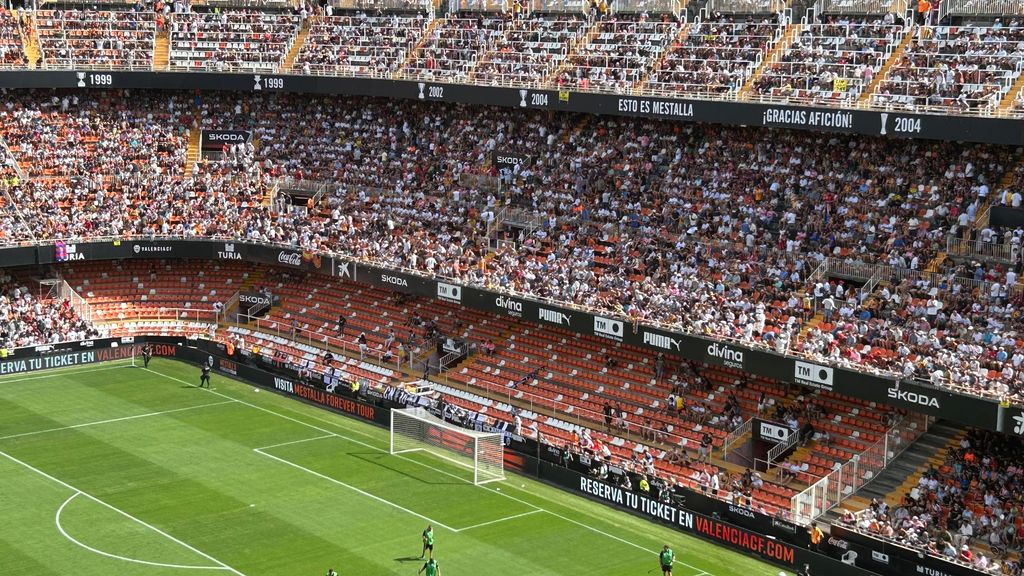 Aficionados reciben con gritos al Valencia CF en el aeropuerto tras perder en Riazor (La Grada de Radioesport)