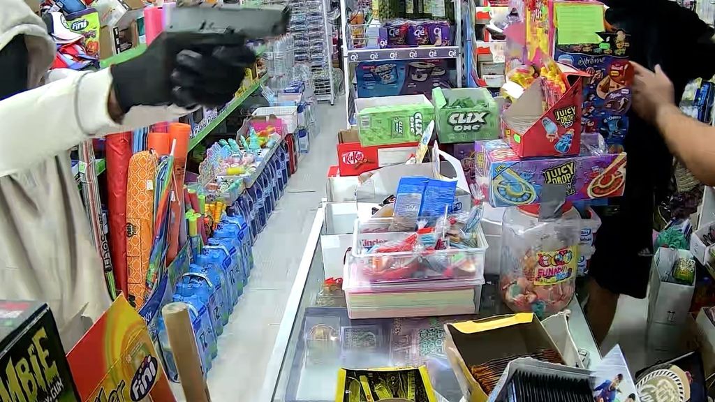 Detenidos los dos encapuchados que atracaron con una pistola un bazar en Los Palacios, Sevilla: buscan al tercer implicado